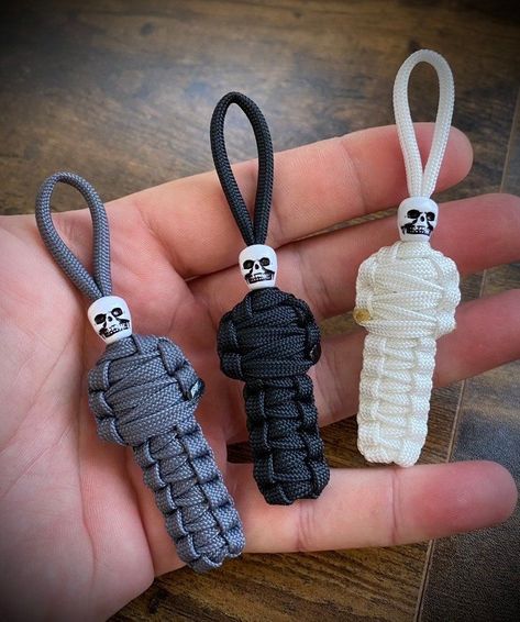 Must-Have Paracord & Lanyards: Top Beaded Designs Paracord Skeleton, Cabo Style, Paracord Crafts, Halloween Keychain, Paracord Projects Diy, Paracord Accessories, Bead Lanyard, Paracord Bracelet Patterns, Paracord Bracelet Tutorial