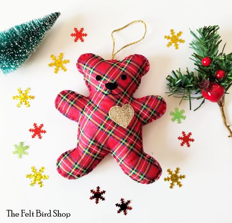 Felt Teddy Bear, Red Wedding Favors, Felt Bear, Bear With Heart, Teddy Bear Christmas, Teddy Bear Ornament, Rainbow Ornaments, Felted Acorns, Bear Felt