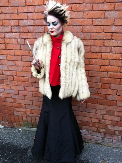 fantastic Cruella Deville costume. Fur Coat Costume Halloween, Diy Cruella Deville Costume, Cruella Deville Costume, Halloween Costumes To Make, Diy Costumes Women, White Fur Coat, Homemade Halloween Costumes, Diy Halloween Costumes Easy, Creative Costumes