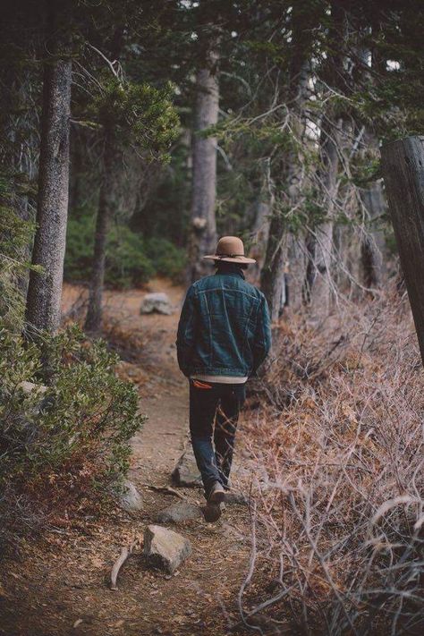 Dark Wash Denim Jacket, Portrait Photography Men, Men Photography, Mens Fashion Rugged, Walk In The Woods, Male Poses, Photography Poses For Men, Jolie Photo, Poses For Men