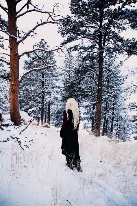 elf aesthetic Fantasy Winter Aesthetic Dark, Elf Witch Aesthetic, Snow Elf Aesthetic, Winter Elf Aesthetic, Winter Fairy Aesthetic, Winter Fae, Snow Elves, Winter Senior Pictures, Elf Aesthetic