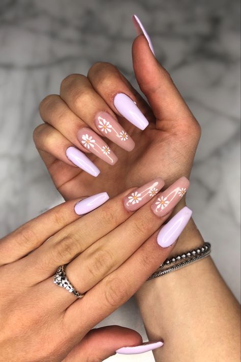 Spring has come! Bring out the creativity and pastel colors and let's color our nails. A beautiful pastel lilac and daisies immediately give a fresher and more elegant air. Don't underestimate the details, even the nails express your style🌸🥰 Spring Nail Art, Us Nails, Spring Nails, Pastel Colors, Lilac, Nail Art, Nails, Beauty, Color