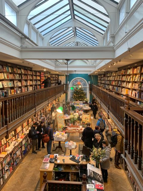 Autumn Books Aesthetic, London Bookstores, London Bookshop, Bookshop Aesthetic, London Bookstore, Aesthetic Bookstore, Daunt Books, Bookshop Café, Aesthetic Fall Vibes