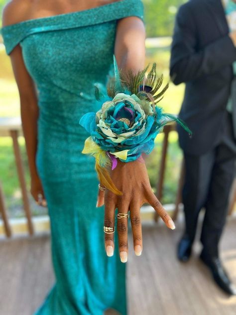 "Peacock flower topper, wedding cake topper, Peacock flower brooch, Peacock fascinator. This beautiful peacock flower has been entirely handmade, petal after petal, embellished with bold peacock feathers, and finished with a gorgeous pearl brooch. This piece would look stunning used as a fascinator, or a brooch, or applied to a ribbon or stretch bracelet as a wrist corsage as shown in the first picture. The flower portion measures approximately 4.5\" in diameter not including the feathers. The f Peacock Corsage, Peacock Wedding Flowers, Peacock Wedding Decorations, Peacock Fascinator, Peacock Accessories, Prom Flowers Corsage, Flower Topper, Peacock Wedding Cake, Bridal Things