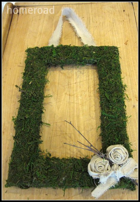 garden wreath Diy Moss Wreath, Spring Mesh Wreaths, Diy Moss, Picture Frame Wreath, Moss Wreath, Pretty Wreath, Clothes Pin Crafts, Diy Spring, Drop Cloth