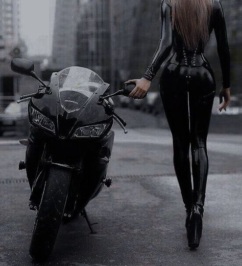 #motogirl #motorcycle Ragazza Gangsta, Motorcycle Aesthetic, Queen Aesthetic, Badass Aesthetic, Badass Women, Motorcycle Girl, Feminine Aesthetic, Biker Girl, Character Aesthetic