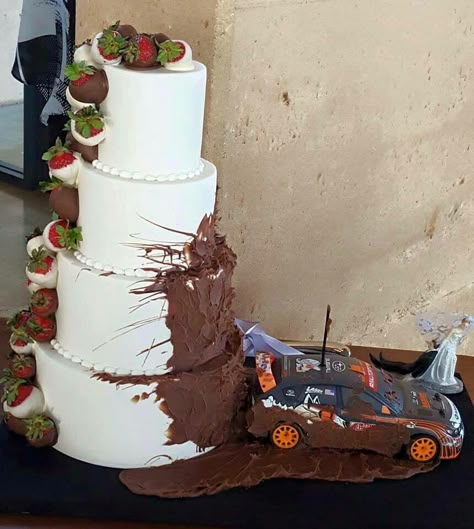 Wedding Cake Subaru Wedding, Car Wedding Cake, Bolo Motocross, Car Themed Wedding, Jeep Wedding, Batman Wedding, Race Car Cakes, Car Wedding, Wedding Car Decorations