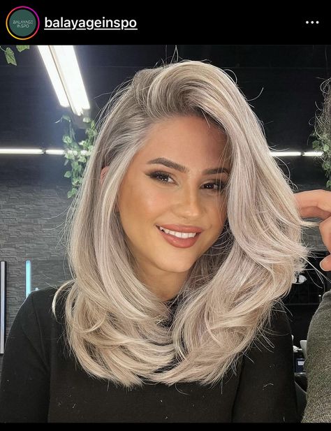 Heavy Money Piece Hair Blonde, Blonde Grey Balayage, Blonde Hair Color Ideas For Short Hair, Lived In Platinum Blonde, High Contrast Blonde, Short Ash Blonde Hair, Rooted Blonde Hair, Edgy Blonde Hair, Ashy Hair