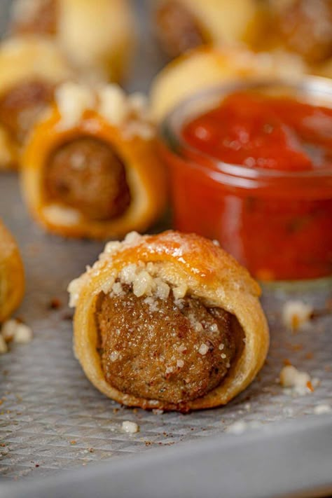 Garlic Bread Meatball Bites are the perfect finger foods for your holiday parties that elevate pigs in a blanket to the next level! #appetizer #meatballs #marinara #fingerfood #partyfood #garlicbread #holidayappetizers #dinnerthendessert Garlic Bread Meatball, Meatball Bites, Breaded Meatballs, Meatballs Marinara, Bacon Wrapped Meatballs, Homemade Meatballs Recipe, Yummy Appetizers Parties, Meatballs Recipes, Bread Garlic