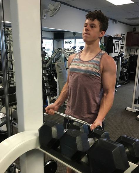 Nolan Gould op Instagram: Not even going to pretend there's a reason I'm posting this ☺ Luke Dunphy, Nolan Gould, Modern Family Funny, Gym Guys, Family Funny, Boys Top, May 31, Man Crush, Modern Family