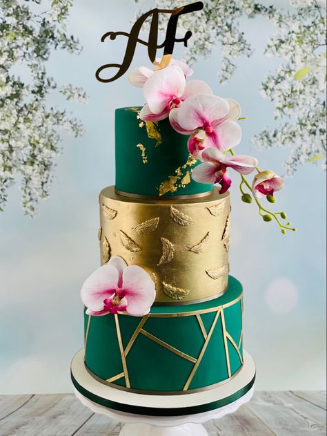 Wedding Cakes Emerald Green And Gold, Emerald Green Cakes, Emerald Green Cake Birthday, Emerald Green And Gold Wedding Cake, Emerald Green Cake Ideas, Emerald Green And Gold Cake, Green And Gold Birthday Cake, Emerald Green Birthday Cake, Emerald Green Cake