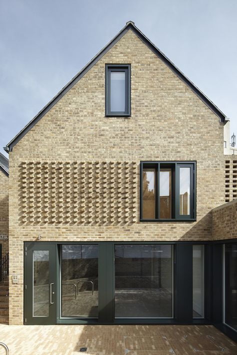 © Jack Hobhouse Modern Brick House, Clay Pavers, Brick Detail, Mews House, London Architecture, Roof Architecture, Brick Architecture, Ancient Buildings, Brick Facade