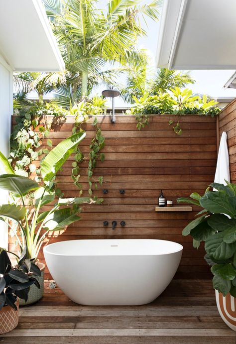 Outdoor Bathtub, Outdoor Bathroom Design, Outdoor Tub, Outdoor Baths, Urban Kitchen, Outdoor Bath, Outdoor Bathrooms, Backyard Spaces, Bath Tub