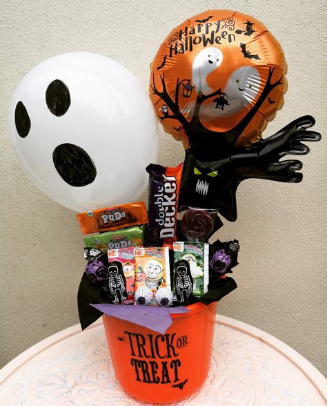 Spooky Arrangements, Globos Halloween, Halloween Boxes, Bobo Balloons, Fiesta Halloween, Halloween Gift Baskets, Balloon Basket, Halloween Balloon, Dulces Halloween