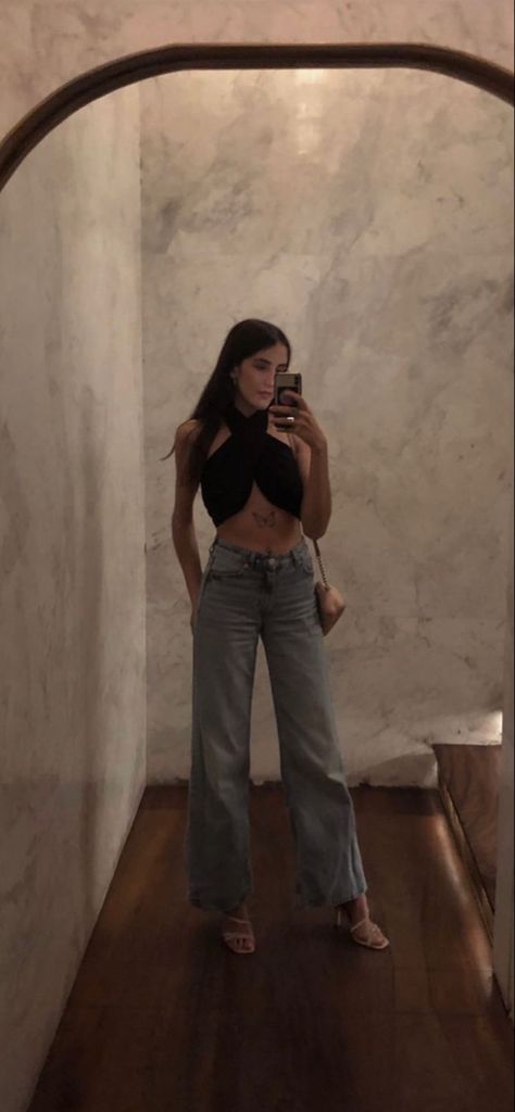 Satin Top Outfit, Halter Tops Outfit, Night Out In London, High Waist Straight Jeans, Korean Y2k, New Years Look, Bralette Outfit, Black Halter Top, Party Inspo