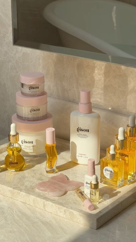 5,328 likes, 143 comments – Gisou (@gisou) on Instagram: "What every morning should smell like: sweet notes of honey, spring florals, apricot & mandarin. 🍯…" Bathroom Aesthetic Gisou, Smells Good Aesthetic, Gisou Office, Smelling Good Aesthetic, Aesthetic Gisou, Gisou Aesthetic, Packaging Aesthetic, Minimalist Brand, Bedroom Aesthetics