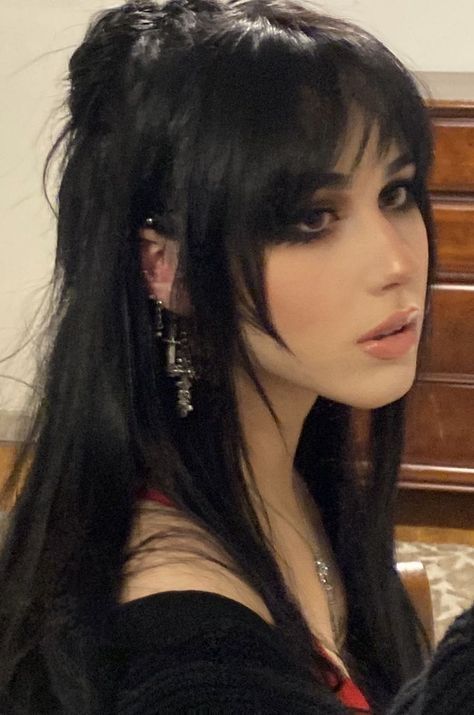 Aesthetic Hairstyles haircut grunge emo dye soft wolfcut fairycore academia photo simple mullet hair dark black blue Gothic Hairstyles, Goth Hair, Fest Outfits, Alternative Hair, Long Hair With Bangs, Long Black Hair, Hair Inspiration Color, Hair Inspo Color, Grunge Hair