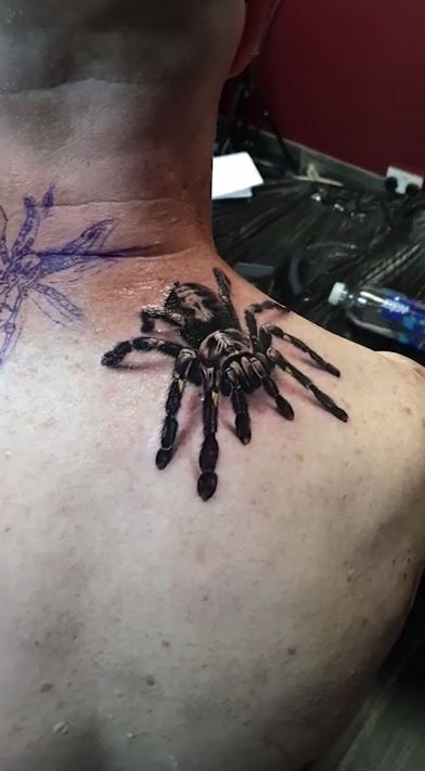 Man's 3D spider tattoo is so realistic it has arachnophobes screaming in horror Tarantula Tattoo, 3d Spider Tattoo, Spider Tattoos, 3d Spider, Animal Sleeve, Hyper Realism, Animal Sleeve Tattoo, Realism Tattoos, Estilo Cholo