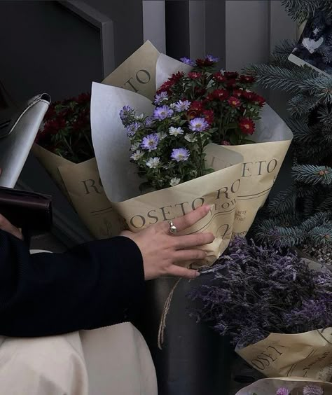 Jeans Formal, Grunge Tops, Beige Room, Flower Bucket, Nothing But Flowers, Flower Therapy, Beautiful Bouquet Of Flowers, New York Art, The Perfect Guy