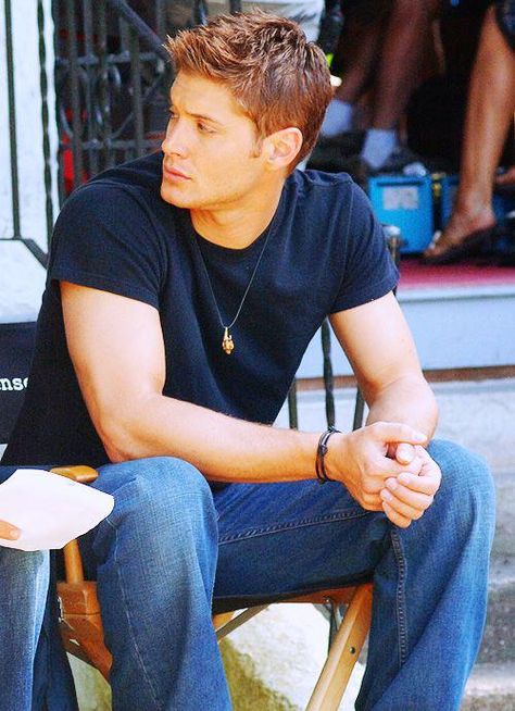 on set Jesen Ackles, Jensen Ackles Supernatural, Foto Gif, Supernatural Jensen, Supernatural Dean Winchester, Winchester Supernatural, Winchester Boys, Jared And Jensen, Supernatural Dean