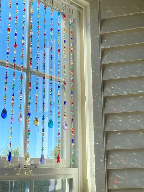 Sun Catcher Curtain, Windowless Room Decor, Apartment Window Decor, Sun Catchers Diy, Diy Sun Catchers, Window Sun Catchers, Decorate Window, Diy Dorm Room Decor, Bead Sun Catcher