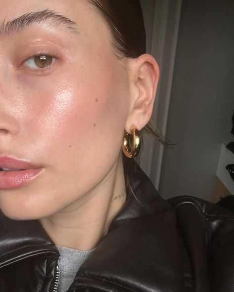 hailey bieber Natural Skin Makeup, Hailey Bieber Skin, Rhode Skincare, Clean Routine, Hayley Bieber, Lips Inspiration, Big Nose Beauty, Hailey Rhode, Bold Earrings