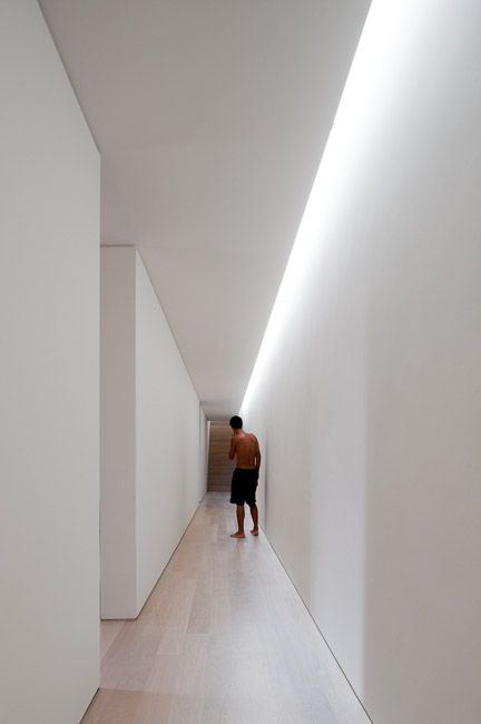 :: INTERIORS :: LIGHTING :: House in Melides / Pedro Reis #lighting #interiors #details Blitz Design, Gypsum Ceiling Design, False Ceiling Living Room, Corridor Design, Corridor Lighting, Plafond Design, Cove Lighting, Pot Lights, Interior Minimalista