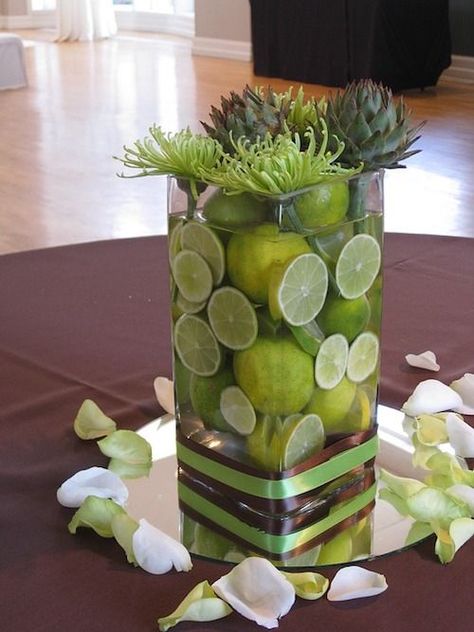 Limes and artichokes for a fresh, original and budget-friendly centerpiece you will want to take home with you! Non Flower Centerpieces, Lime Centerpiece, Non Floral Centerpieces, Wedding Motifs, Wedding Floral Centerpieces, Flower Arrangements Simple, Wedding Centerpieces Diy, Table Diy, Tea Candles