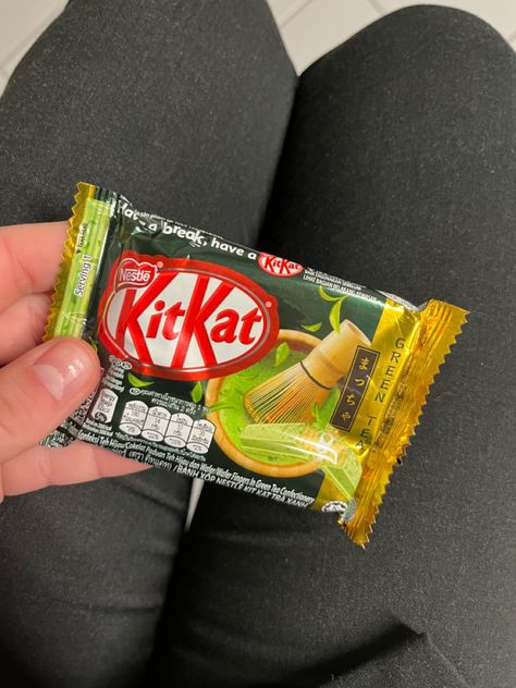 greentea and white choc. kit kat Food Japan, White Choc, Japan Food, Kit Kat, Asian Recipes, Matcha, Snacks, Japan, Green