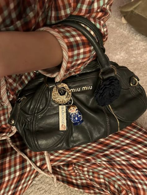 Y2k Bags, Inside My Bag, Miu Miu Bag, Jane Birkin, Bags Aesthetic, Pretty Bags, Essential Bag, Purse Accessories, Cute Bags