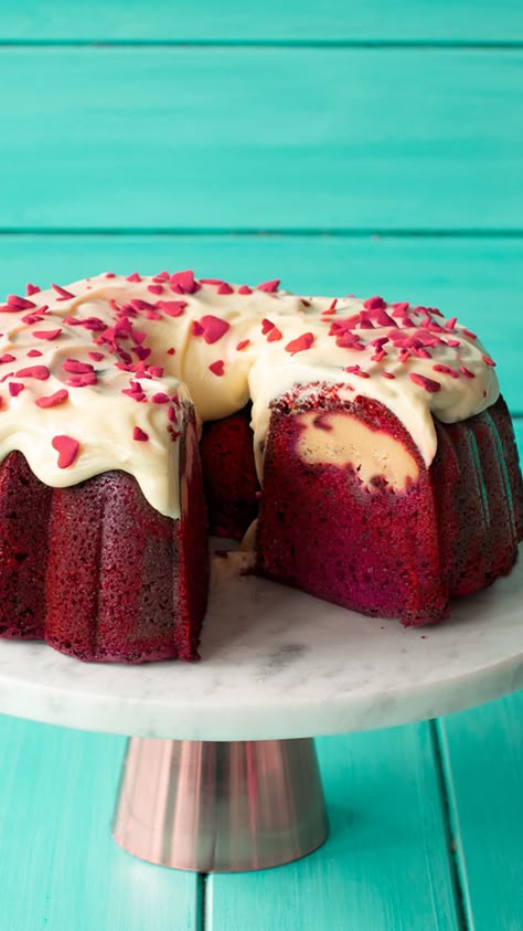 Red Velvet Cheesecake Bundt, Bundt Cake Cheesecake, Red Velvet Cheesecake Pound Cake, Red Velvet Cheesecake Bundt Cake, Simple Red Velvet Cake Designs, Bundt Cheesecake, Bundt Cake Decorations, Simple Cake Design, Red Velvet Bundt