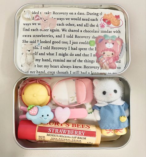 Altoids Wallet Calico Critters, Diy Calico Critters Stuff, Sylvanian Families Diy, Sylvanian Families Aesthetic, Altoids Wallets, Altoid Wallet, Tin Wallet, Wallet Inspiration, Mint Tin Crafts