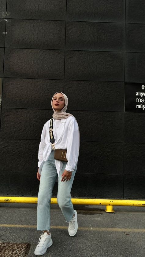 White Shirt And Jeans Outfit Hijab, Casual Hijab Outfit Jeans, Ootd Celana Cream, White Shirt Outfit Hijab, Converse Haute, White Shirt Outfit, Outfit Converse, Oversized Shirt Outfit, White Shirt And Blue Jeans