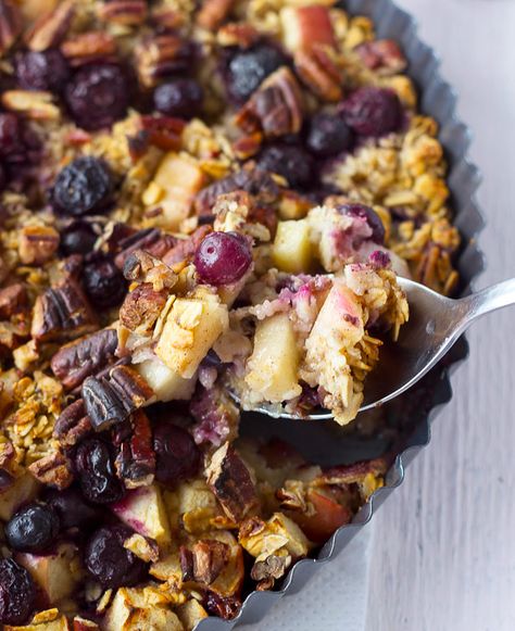 Blueberry Apple Pie Baked Oatmeal - Sprinkle of Green Blueberry Apple Pie, Apple Pie Baked Oatmeal, Blueberry Sweet Rolls, Apple Pie Oatmeal, Oat Bowls, Apple Oatmeal, Wfpb Recipes, Baked Apple Pie, Baked Apple