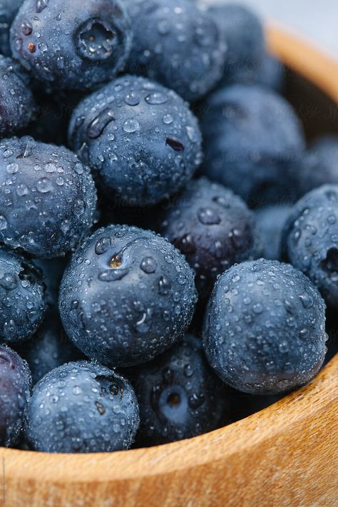 Closeup of washed blueberries in wooden bowl. by Darren Muir - Stocksy United Blueberry Aesthetic, Blueberry French Toast Casserole, Native American Food, Blue Berries, Blueberry French Toast, Drops Of Water, Fruit Picture, Blueberry Fruit, Blueberry Bushes