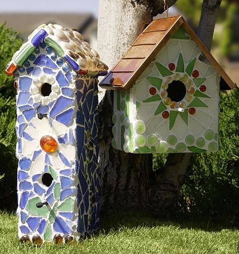 6 Garden Art Mosaic Tutorials – Glass Art Diy Mosaic Garden, Birdhouse Projects, Casa Hobbit, Unique Bird Houses, Mosaic Birds, Mosaic Stained, Birdhouse Designs, Sea Glass Crafts, Mosaic Decor