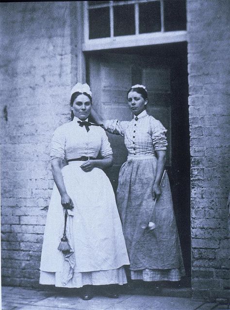 early 1870s. This is an interesting view of 2 domestic workers. They usually did not have their photo taken. 1870s Fashion, Victorian Life, Victorian London, Victorian Photos, Foto Vintage, Old London, Photo Vintage, British History, Photo Postcards