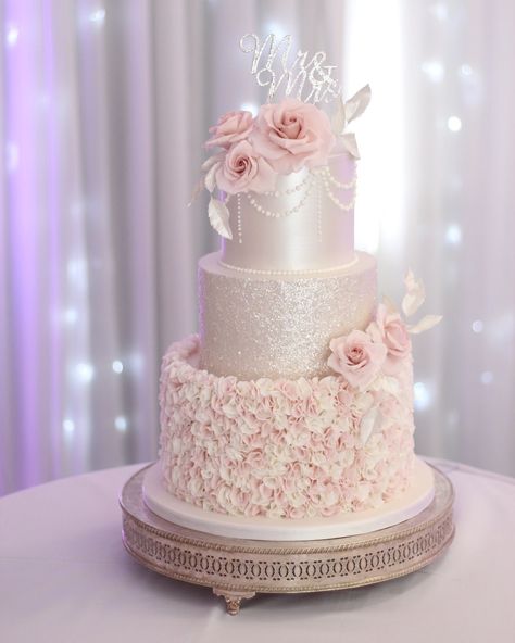 Blush Pink And Silver Wedding, Pink And Silver Wedding, Vintage Pasta, Cake Roses, Blush Wedding Cakes, Rose Gold Wedding Cakes, Wedding Cake Pearls, Silver Wedding Cake, Pretty Wedding Cakes