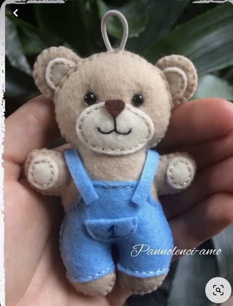 Diy Felt Christmas Ornaments, Baby Mobil, Bear Felt, Felt Crafts Patterns, Handmade Christmas Crafts, Felt Christmas Decorations, Baby Sewing Projects, Felt Pattern, Felt Baby