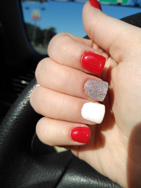 Red Silver Nails Glitter, Red White Glitter Nails, Red And White Nails Simple, Simple Christmas Nails Red And White, Red And White Dip Nails, Red And White Sparkle Nails, White Nails With Red Glitter, Red White Silver Nails, Cute Red And White Nails