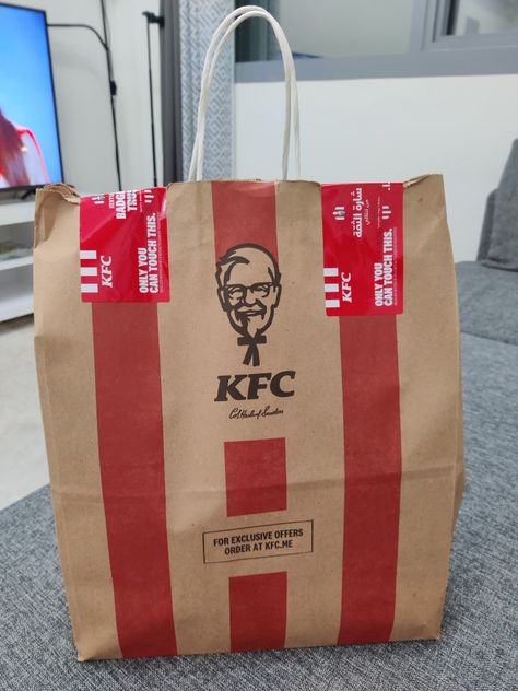 Kfc Delivery, Fast Food Packaging, Kfc Restaurant, Delivery Bag, Pinterest Traffic, Food Obsession, Amazing Cars, Food Packaging, Luxurious Bedrooms