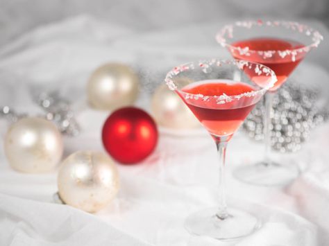 Take your cocktail game to the next level with a crushed candy cane rim. Fireball Candy, Christmas Martini Recipes, Best Christmas Cocktails, Pomegranate Martini, Christmas Martini, Coctails Recipes, Christmas Cocktail, Vanilla Vodka, Infused Vodka