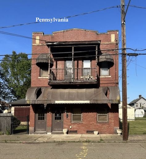 Old Apartment Building, House Redesign, Old Apartments, Large Yard, Commercial Space, Residential House, Old Building, Italian Restaurant, Apartment Building