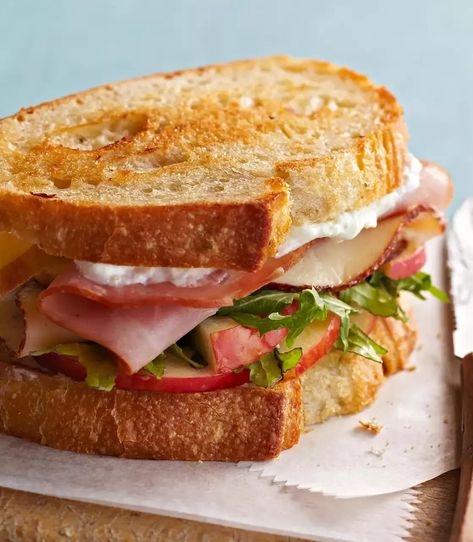 The cream cheese and horseradish spread acts as the glue in this piled-high sandwich. Quick Supper Meals, Arugula Sandwich, Grilled Sandwiches, Chicken Ham, Grilled Ham, Creamy Chicken Pasta, Ham Sandwiches, Chicken Sandwich Recipes, Sliced Bread