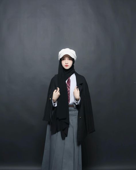 #photoshootideas #schoolphotoshoot Korean School Outfits, Vintage Hijab, Yearbook Photoshoot, American High School, Outfits Hijab, American School, Outfit Korean, Yearbook Photos, High School Outfit