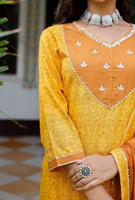 Simple Suits, Simple Kurtis, Suit Neck Designs, Neck Lines, Simple Kurti Designs, Short Kurti, Neck Designs For Suits, Salwar Designs, Trendy Shirt Designs