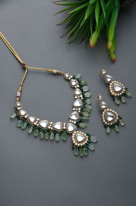 Kundan Jewellery Set, Indian Jewelry Earrings, Jewelry Set Design, Polki Necklace, Indian Jewellery Design Earrings, Antique Jewelry Indian, Indian Jewelry Sets, Kundan Necklace, Green Stones