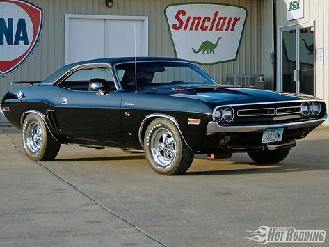 Hmmmm - It would be nice to have this 1970 Dodge Challenger with a 440 Hemi in the garage next to the daily driver 2012 SXT Plus RedLine Challenger. Description from pinterest.com. I searched for this on bing.com/images 1971 Dodge Challenger, 1968 Chevy Camaro, Dodge Ram Diesel, Old Muscle Cars, Oldsmobile 442, Dodge Rams, Vw Touran, Dodge Power Wagon, Mopar Cars