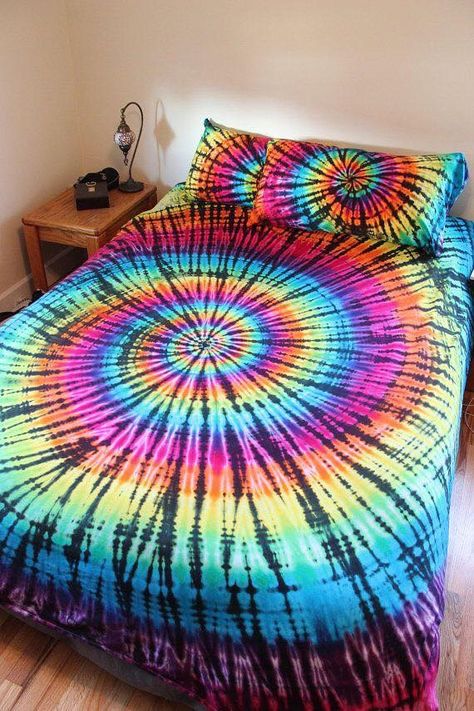 Tie Dye Room, Tie Dye Sheets, Comfy Bedding, Tie Dye Shirts Patterns, Hippie Bedding, Tie Dye Patterns Diy, Tie Dye Bedding, Diy Tie Dye Shirts, Tie Dye Crafts