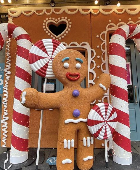 Gingerbread Man Photo Booth, Giant Gingerbread Man Decoration, Gingerbread Man Outdoor Decorations, Giant Gingerbread Man Diy, Diy Large Gingerbread Man, Oversized Outdoor Christmas Decorations, Diy Giant Gingerbread Man, Gingerbread House Life Size, Gingerbread Men Decorating Ideas